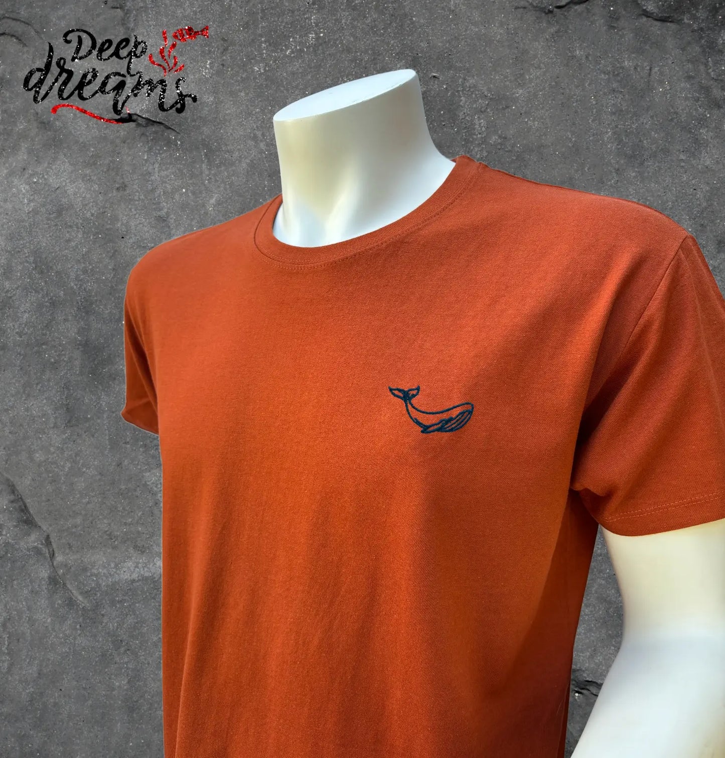 Camiseta hombre bordada ballena terracota