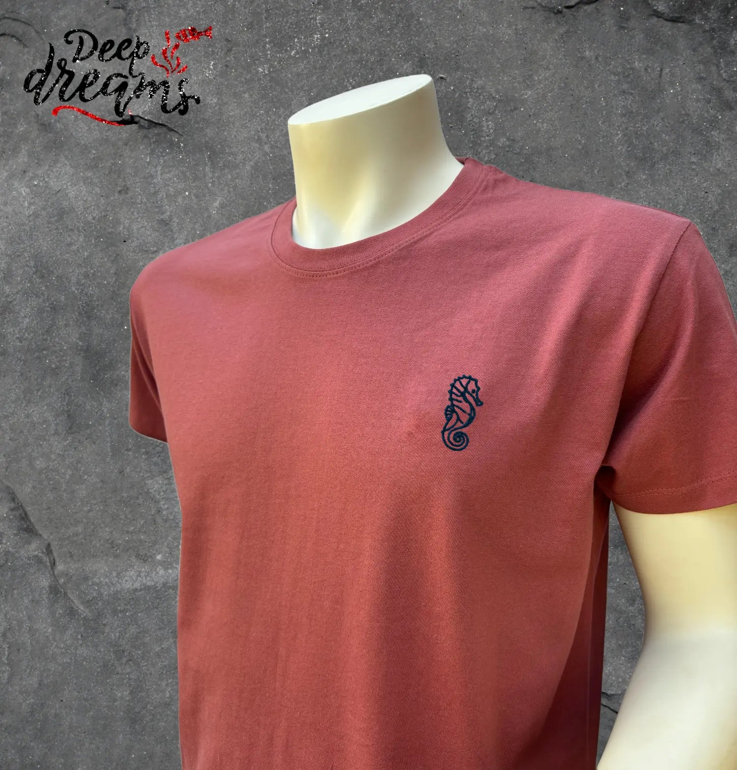 Camiseta hombre bordada caballito rosa antiguo