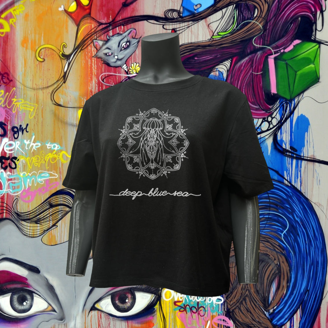 Camiseta mujer oversize cropped medusa mandala negra
