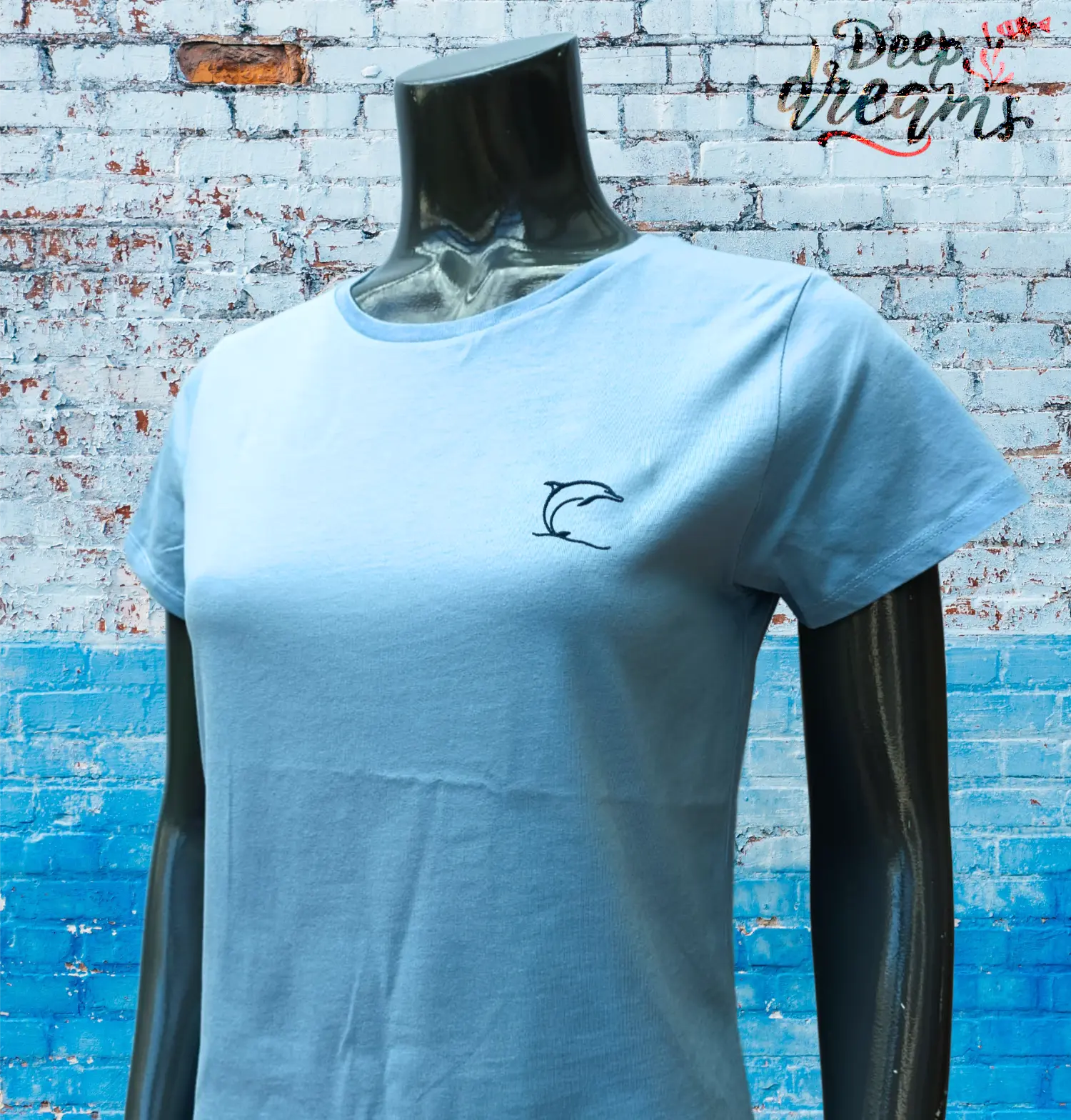 Camiseta bordada chica algodón orgánico Delfin celeste