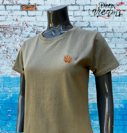 Camiseta bordada chica algodón orgánico pulpo oliva