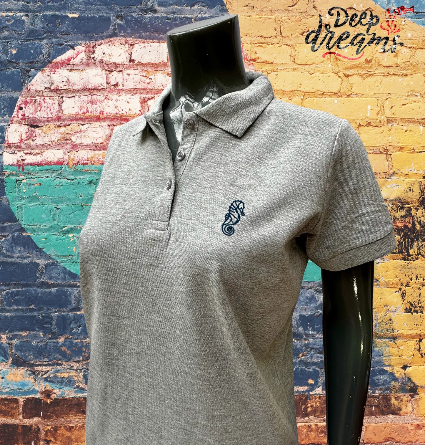 Polo para mujer bordado caballito de mar  gris