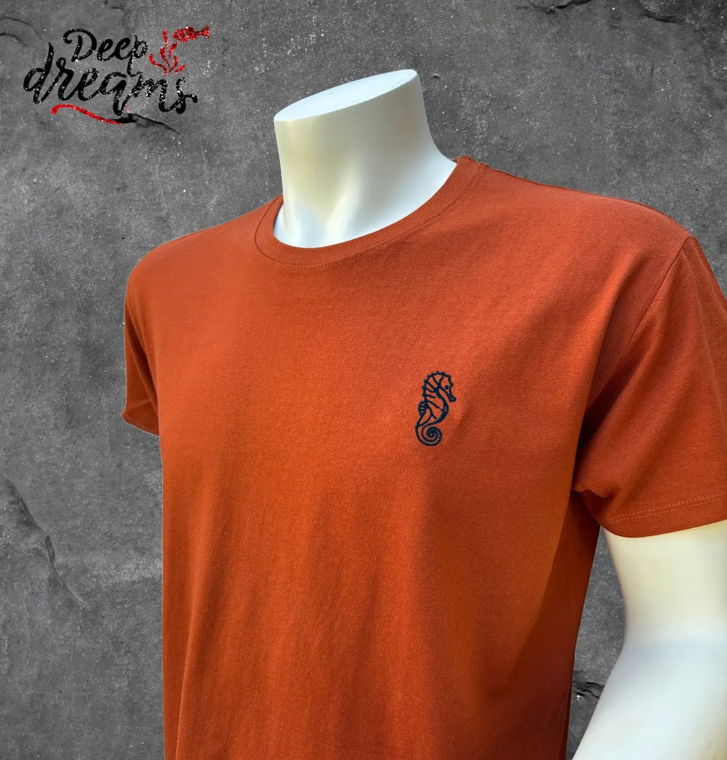 Camiseta Bordada Hombre Caballito - DeepDreams