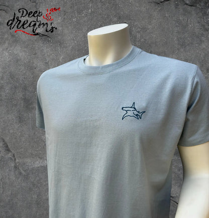 Camiseta hombre bordada tiburón martillo celeste